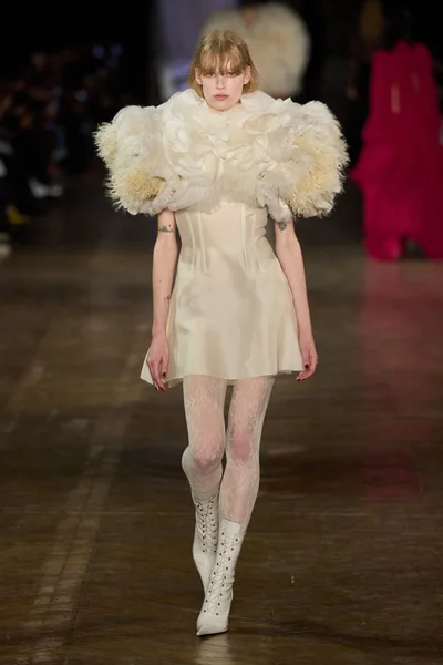 Look 16